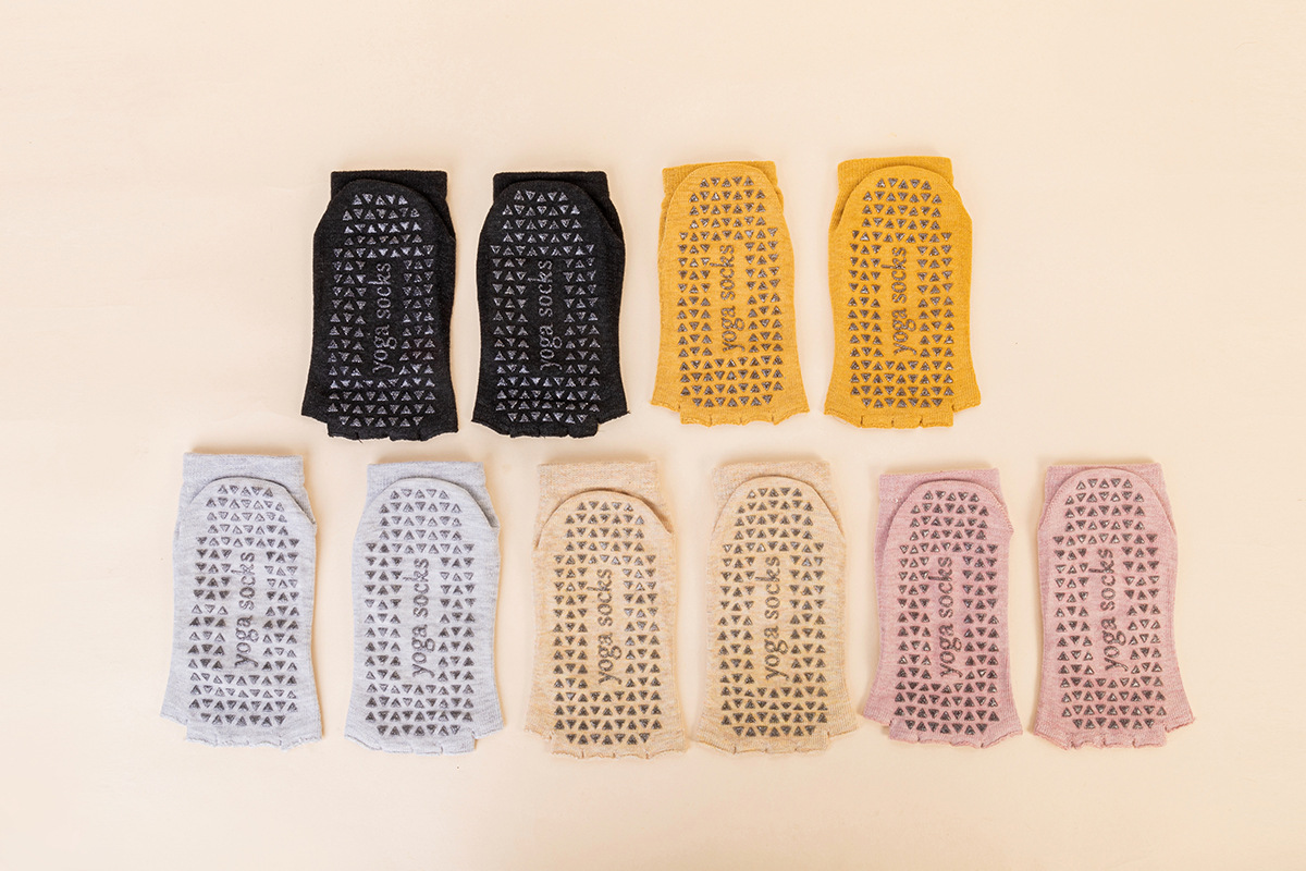 Primavera y verano calcetines de yoga sin espalda antideslizantes calcetines de cinco dedos de color sólido deportes de algodón Pilates desodorante con talón ins calcetines de marea