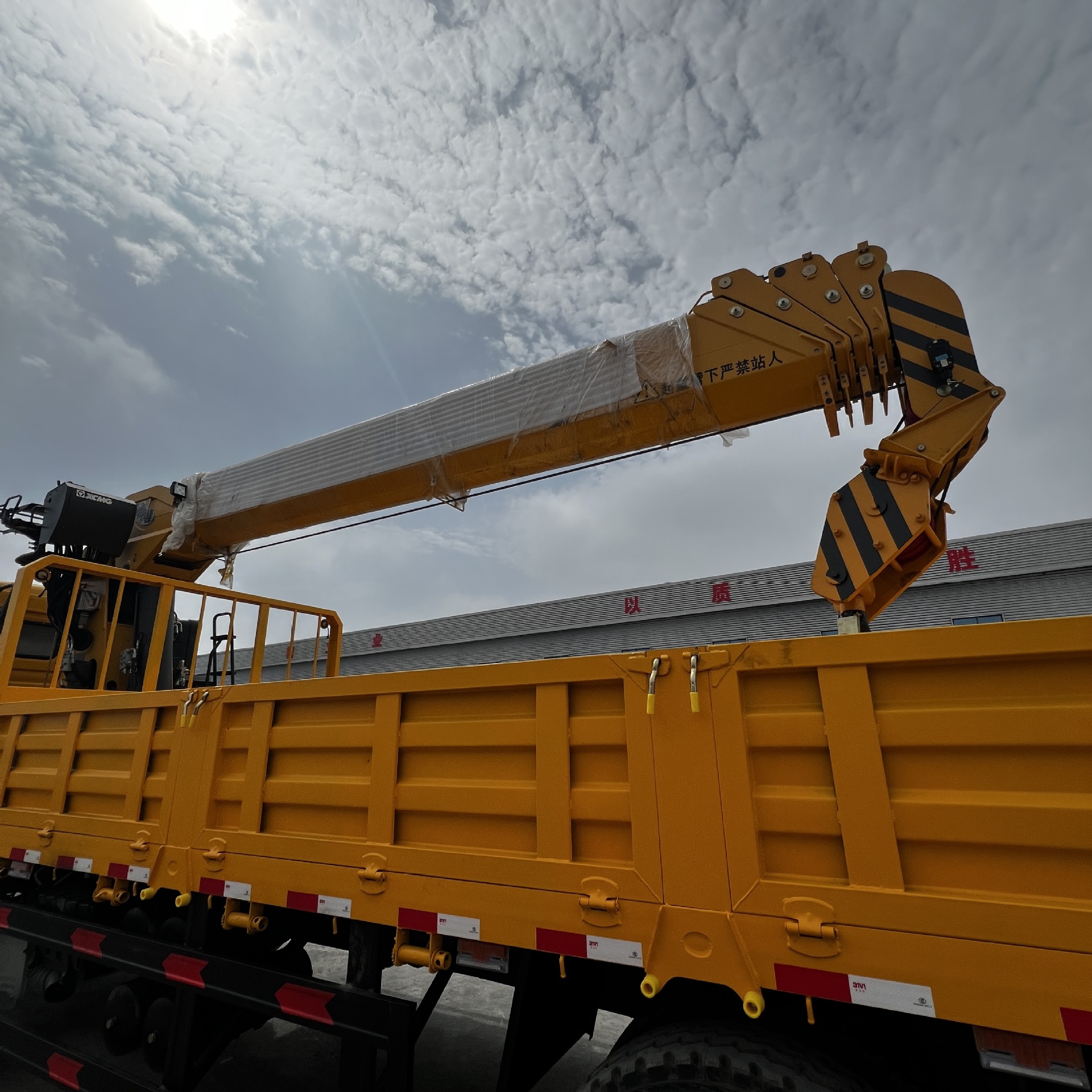 Factory Exports Remanufactured Howo Heavy-Duty Tractors, Dump Trucks, Tow Trucks, Cranes, and Buses