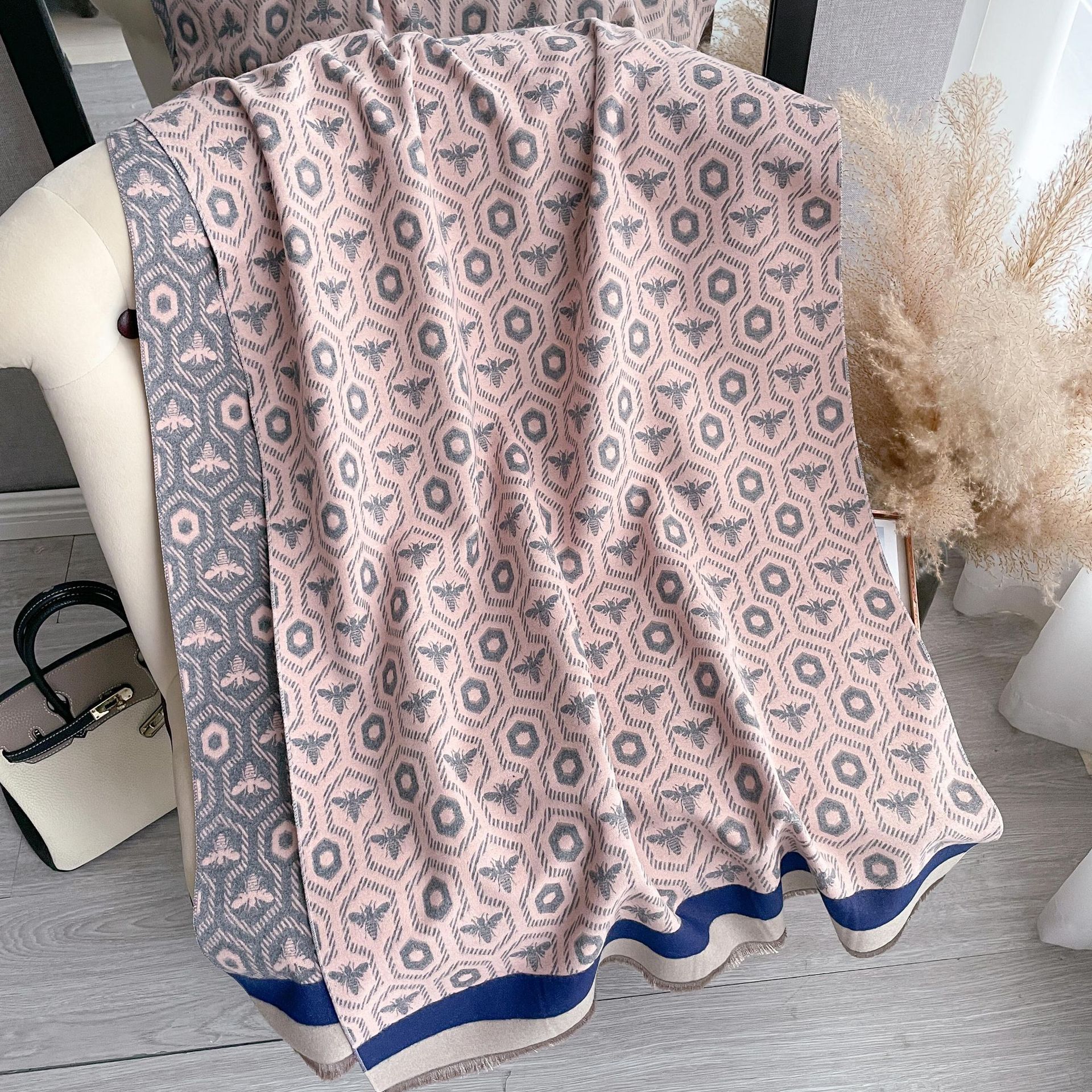 2023 clásico popular bufanda de gran marca para las mujeres Otoño e Invierno todo-coincidencia cachemir-Como abeja impresión engrosada cálido chal