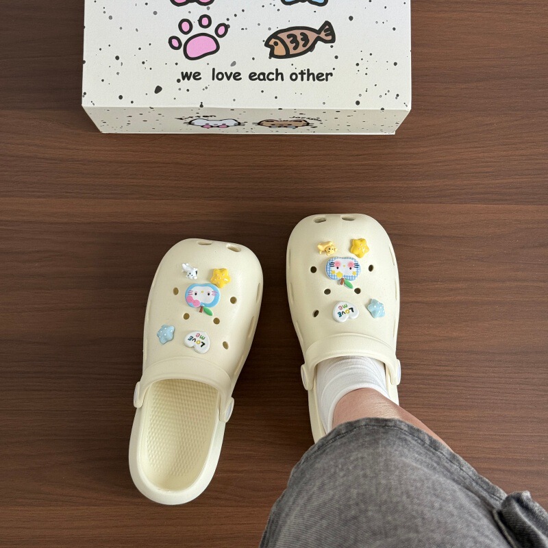 New Cute and Healing-Style Thick-Soled Clogs for Women with Adorable Cartoon Accessories, Perfect for Summer Outdoor Wear, Versatile Slip-On Sandals New Cute and Healing-Style Thick-Soled Clogs for Women with Adorable Cartoon Accessories, Perfect for Summer Outdoor Wear, Versatile Slip-On Sandals