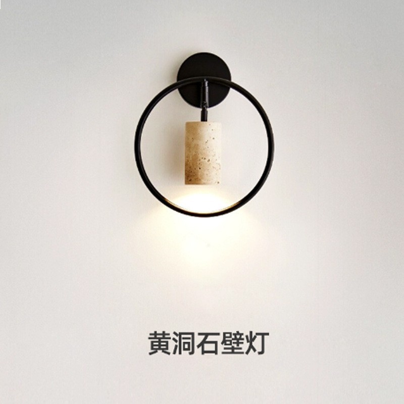 estilo japonés retro cabecera de cama agujero amarillo lámpara de pared de piedra silenciosa balcón sala de estar sofá TV pared de fondo escalera lámpara pasillo