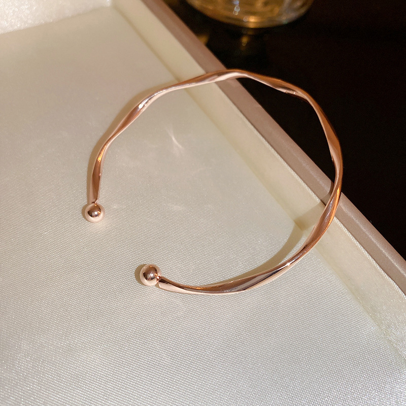 欧米のクロスボーダーにジルコンを入れて、ブレスレットを開けます。