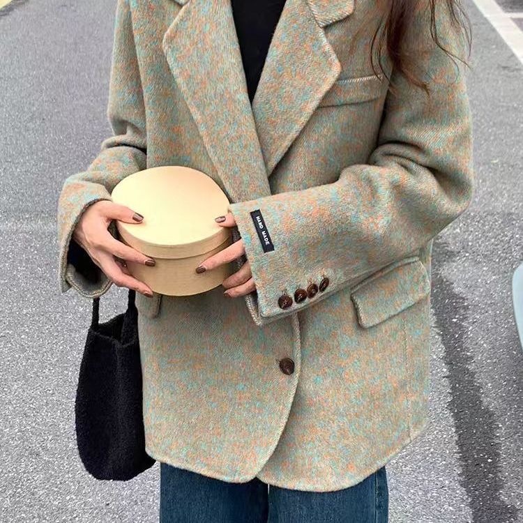 Qadın yun blazer, düz çiyin, yorğanlı qalın model