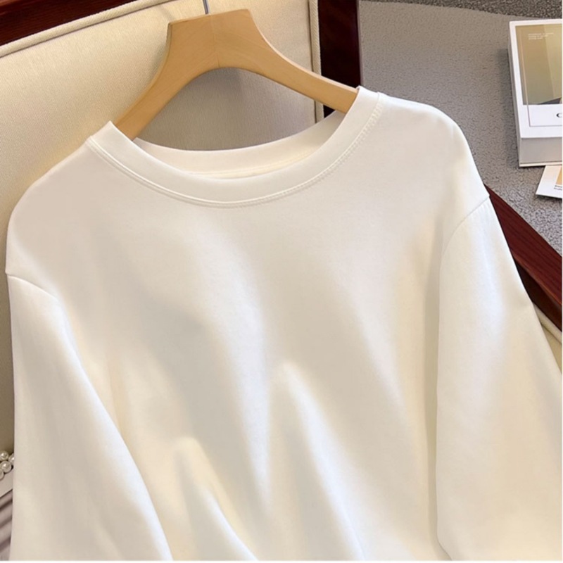 白い中長の長袖tシャツの女性は秋冬にヨーロッパの商品の中にガードルのシャツとサメのズボンの上着を着ます。