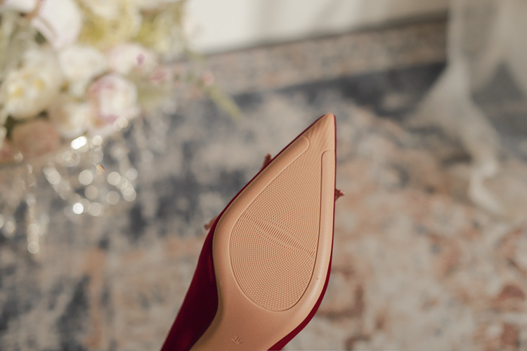 Hochzeitsschuhe Xiuhe Hochzeitskleid Zwei trägt Brautschuhe Frühling und Sommer Blume dünne Absätze rote spitze High Heels weiblich_voghion.com