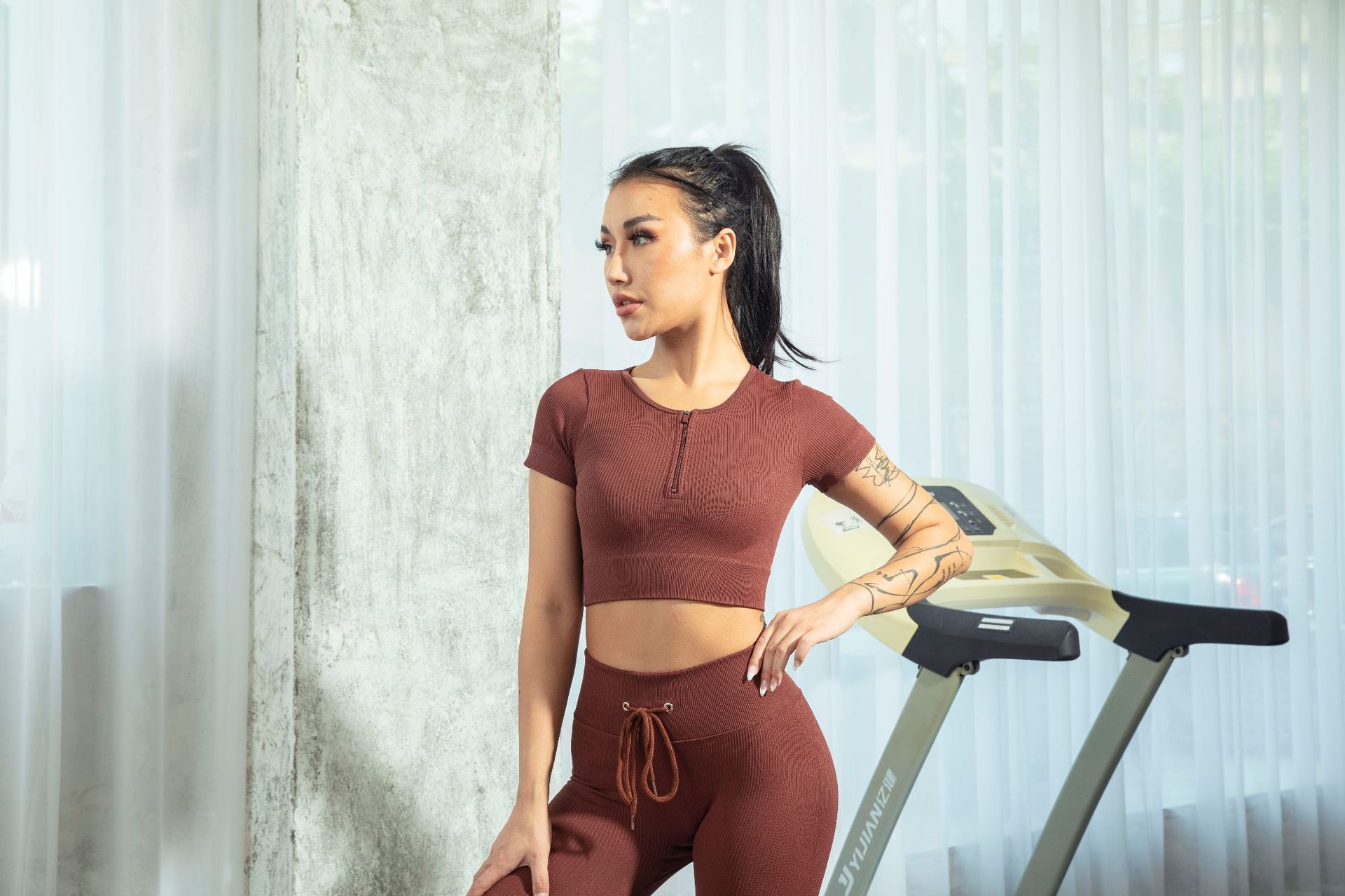 Fábrica en stock europeo y americano ins cremallera con cordón deportivo de manga larga ropa de entrenamiento traje de mujer ropa de yoga sin costuras transfronteriza