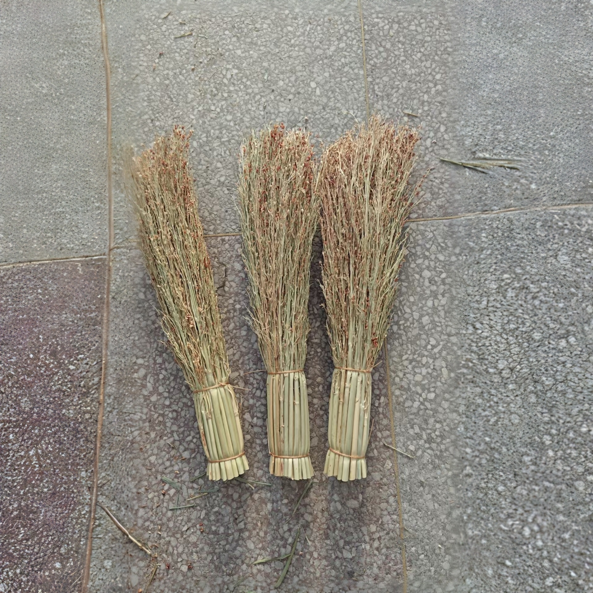 Los fabricantes de origen tienen una gran cantidad de plántulas de sorgo blanco del noreste, cepillos de arroz, cepillos de limpieza doméstica, ollas de sorgo diarias