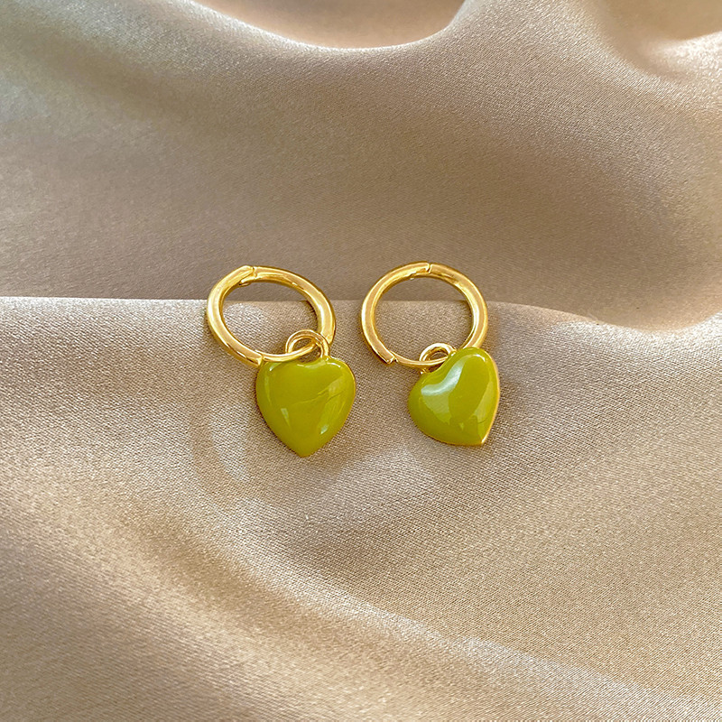 Pendientes de hebilla de oreja de viento frío de moda de celebridades de Internet con corazón de melocotón blanco simple y blanco coreano [Protección del medio ambiente]