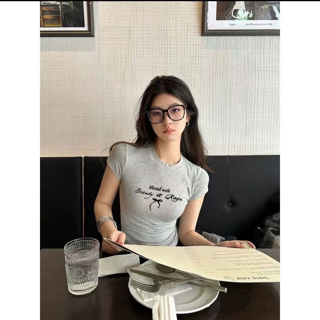 Camiseta corta gris claro de mujer impresa arco textural camiseta de manga corta de mujer verano 2026 nueva moda ropa delgada