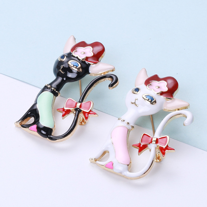 Fashionable cartoon accessory lapel pin