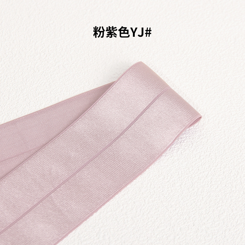반으로 접힌 분홍색과 보라색 광택 실