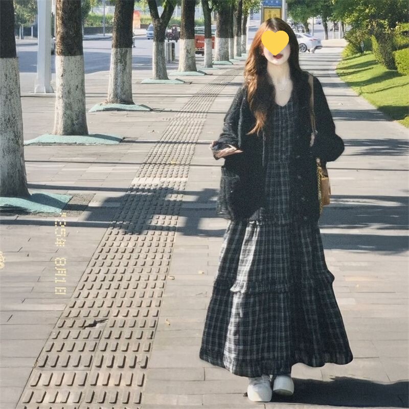2025秋季新款一整套穿搭宽松格纹高腰连衣裙女+黑色针织开衫毛衣|undefined