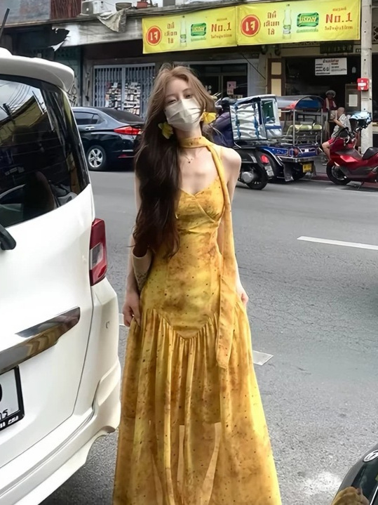云南大理度假风黄色碎花吊带连衣裙女夏南法出片穿搭拍照沙滩长裙