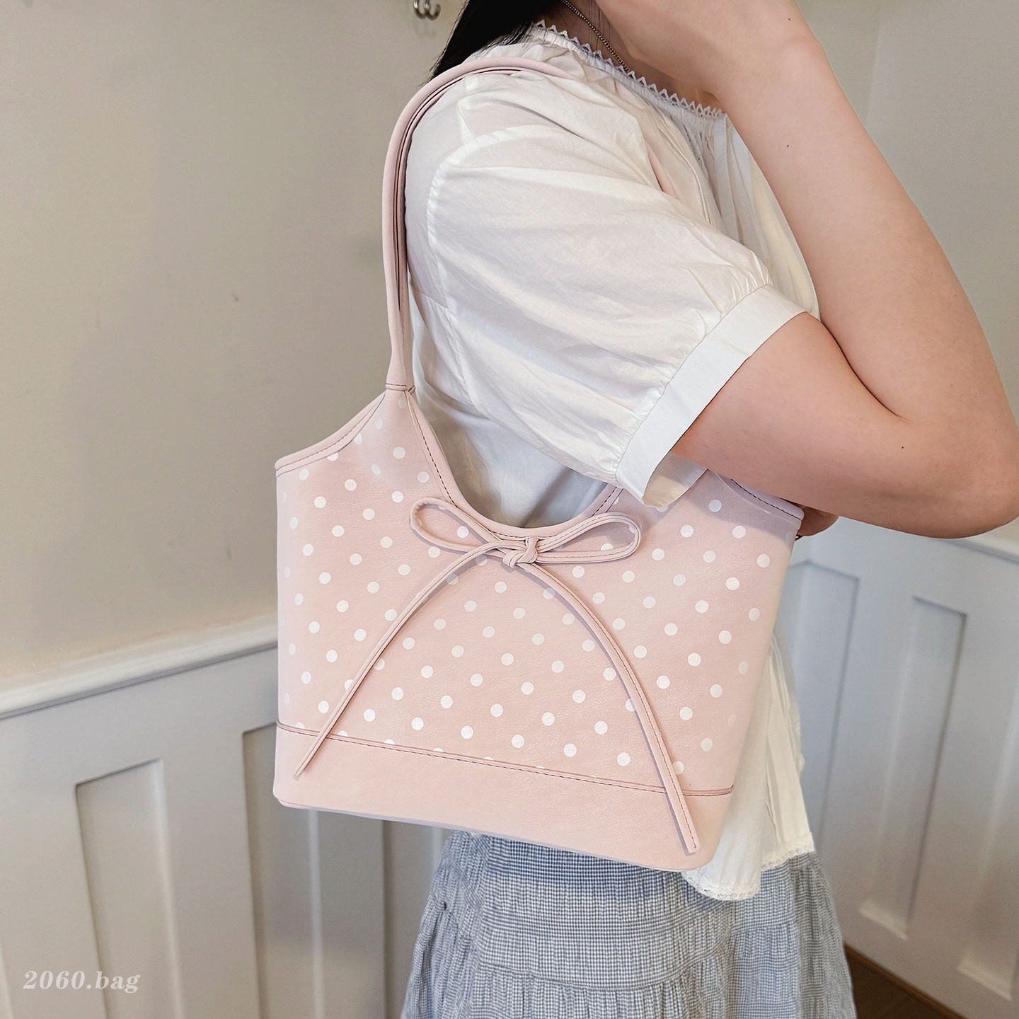 Bolso de viaje de punto de onda versátil simple 2026 bolso de cubo de moda nuevo tipo de hombro casual de mujer suave verano