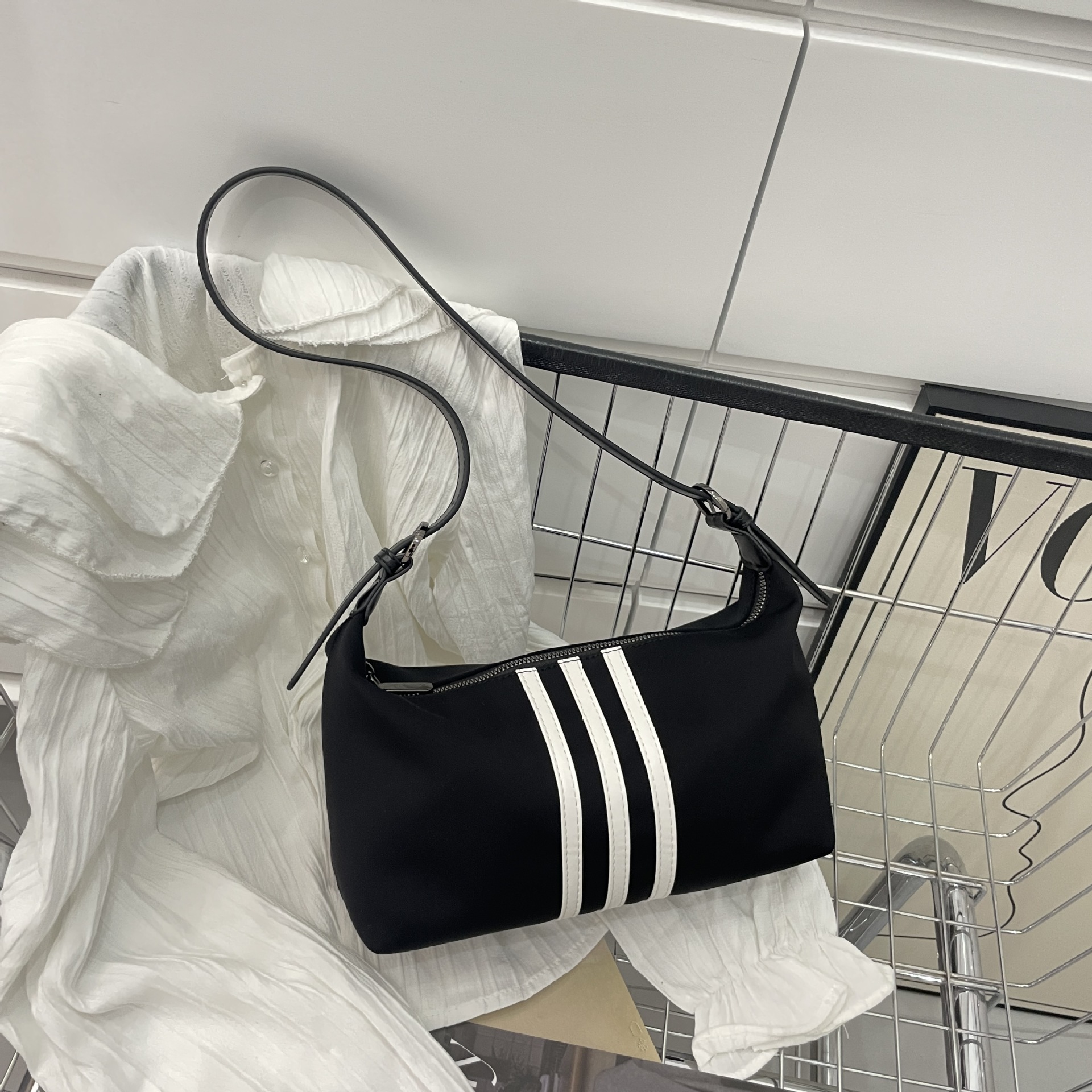 Comercio Exterior transfronterizo nuevo bolso de mujer de hombro único con rayas simples bolso de moda, ligero y de gran capacidad sobre rojo de la red de color