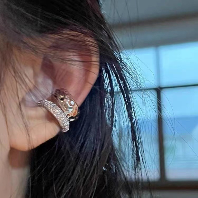 El diamante flash exquisito de alto nivel metal de doble capa de clip de hueso de orejas sin agujeros de orejas de orejas 2023 nuevo tipo de lujo ligero orejas pequeñas