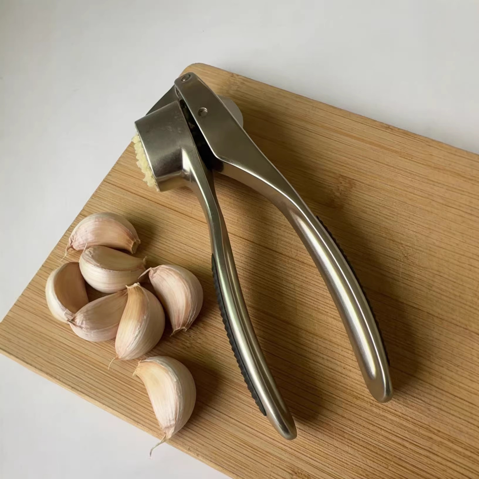 Zinc Alloy Mid-To-Classy Garlic Press New Garlic Press Manual Garlic Juice Press Garlic Clip Kitchen Gadget Manufacturer