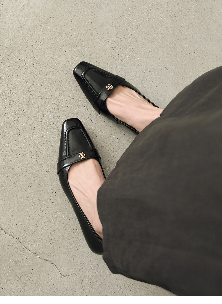 Giày cao gót nữ mũi nhọn cổ điển, gót thô vừa, họa tiết hoa sơn trà, dáng slip-on — đen chi tiết 18