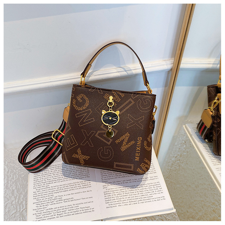 Frauen 2023 Neue Trendy Sommer High-End-Wasser Eimer Mode Alter Reduziert Umhängetasche Modische Handheld_voghion.com