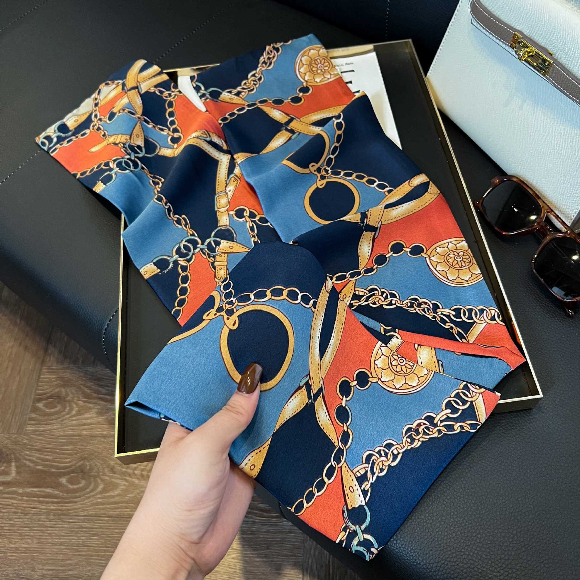 Nueva bufanda de seda pequeña banda larga estrecha para el cabello mujer estilo primavera y otoño moda madre bufanda estilo verano estilo fino serpentina bufanda al por mayor