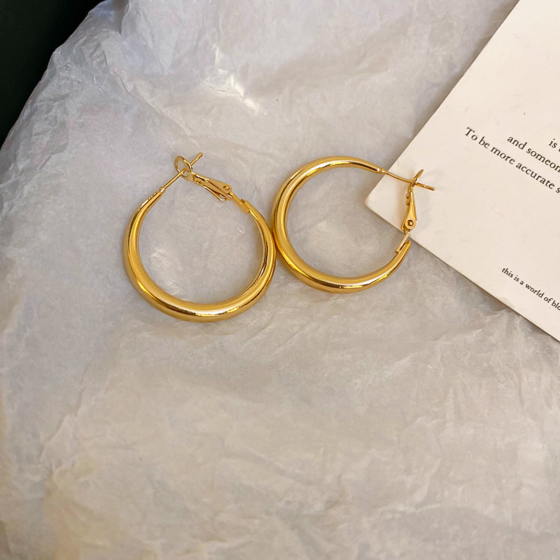 Pendientes de anillo de sentido de alta calidad transfronterizos de aguja de plata Pendientes de todo fósforo de lujo ligero europeo y americano Pendientes de sentido de diseño de moda simple