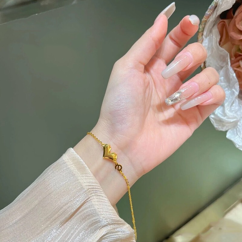 Yunyao "Love You Forever" Letter E Three-Dimensional Heart 18K Gold Titanium Steel Bracelet and Anklet for Women with a Sense of Design, New in 2023 Yunyao "Love You Forever" Letter E Three-Dimensional Heart 18K Gold Titanium Steel Bracelet and Anklet for Women with a Sense of Design, New in 2023