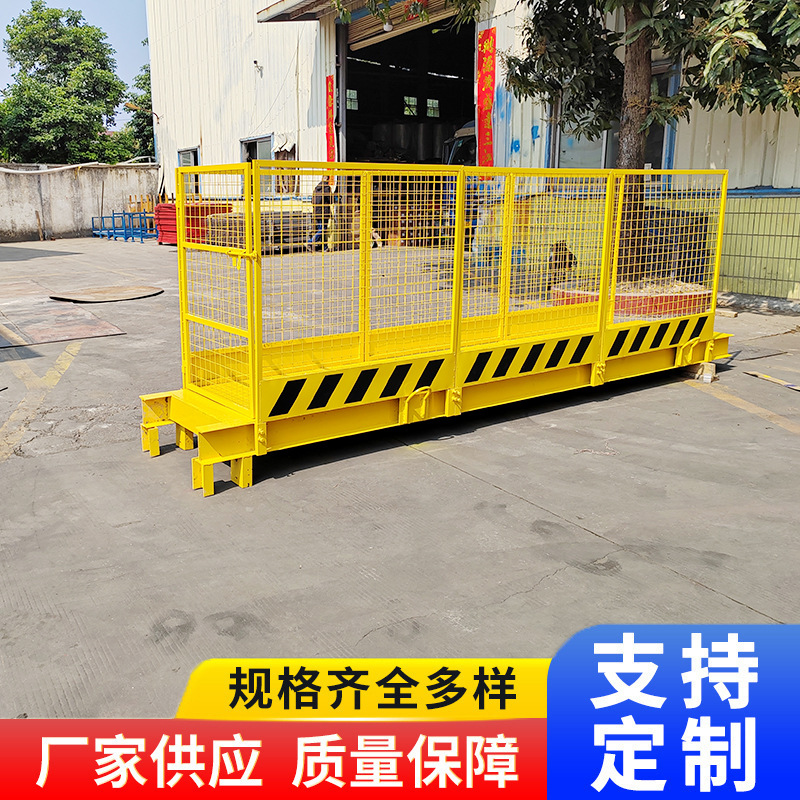 塔吊通道台工地安全悬挂人行连廊拼接式框架走道梯笼检修上下红色