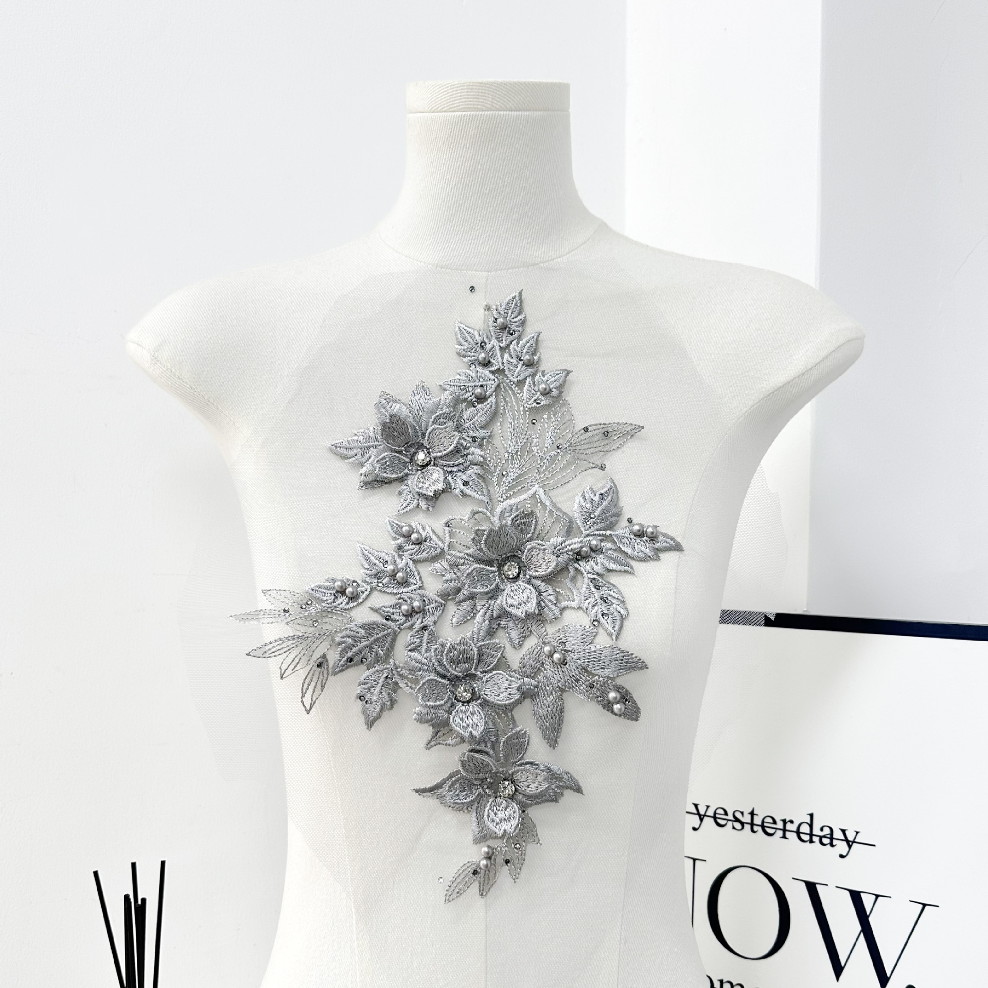 Flores tridimensionales esquinillas bordadas de encaje decalcas hechas a mano para hacer vestido de boda vestido de baile vestido DIY decoración de tela