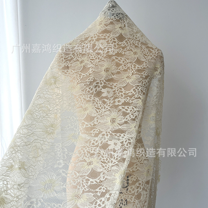 Brocade de algodón hilo tridimensional tela de encaje de crisantemo para ropa de mujer ropa de tela de encaje ligera fábrica de stock