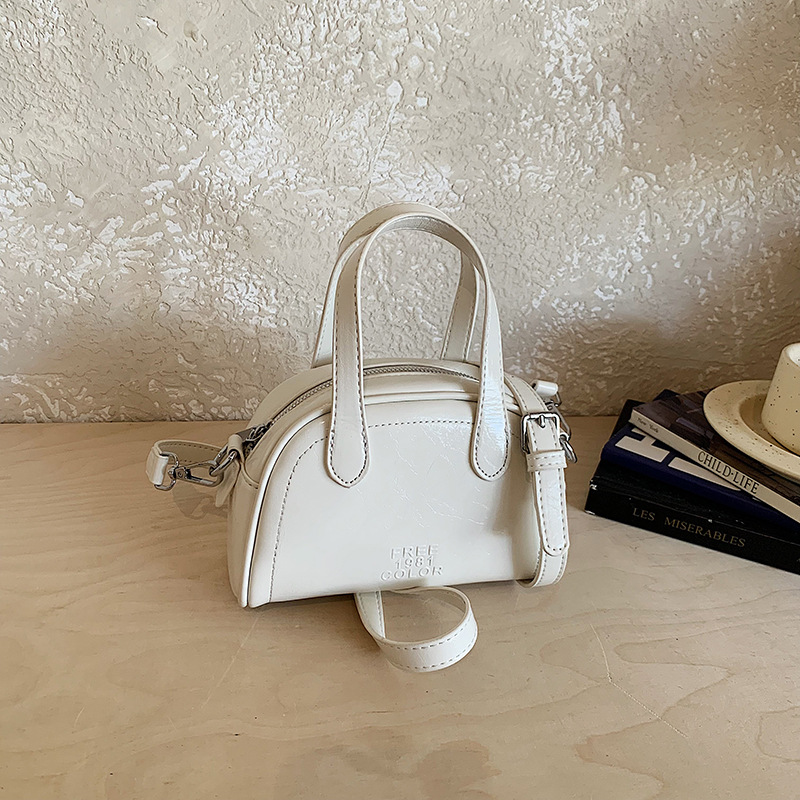 Bolsa de conchas para mujeres 2026 nuevo tipo de bolso de hombro portátil de viaje universal nicho de diseño diario bolso de mano
