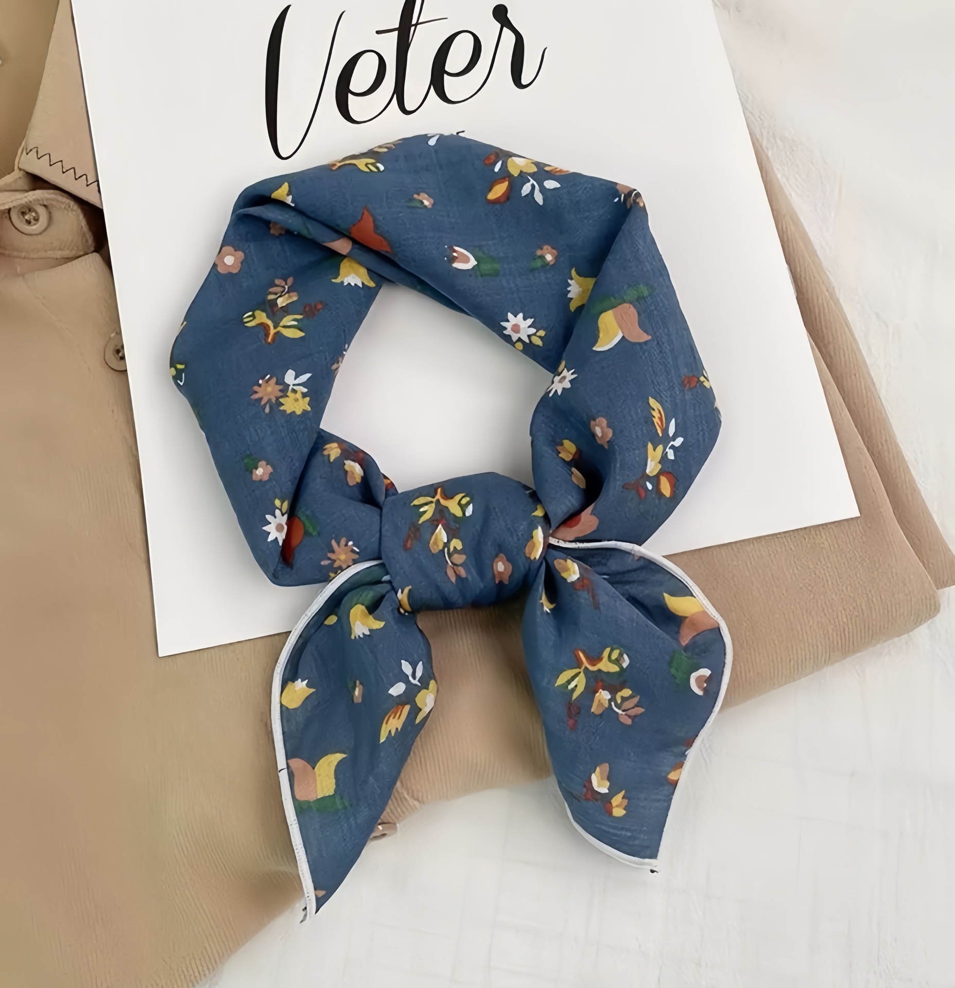 파란색 배경에 오렌지 꽃