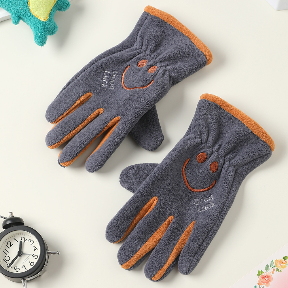 Guantes de invierno para niños con guantes de terciopelo de dibujos animados al aire libre para montar a favor de la piel, guantes de terciopelo de grano para niños y niñas.