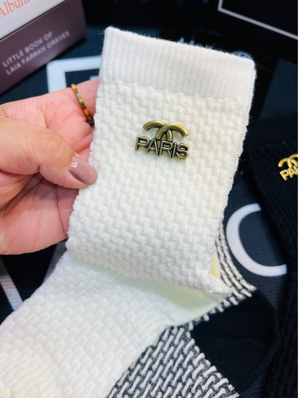 Primavera y verano nuevos calcetines Calcetines de moda personalizados de estilo europeo de las mujeres burbuja círculo metal estándar ins estilo casual mediados de la pantorrilla calcetines al por mayor