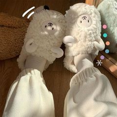 綿のスリッパの女性の男性のカップルのかわいい漫画の少女の心の小さいヒツジは冬の室内の家の柔らかい底のぬいぐるみの綿を引きずります。