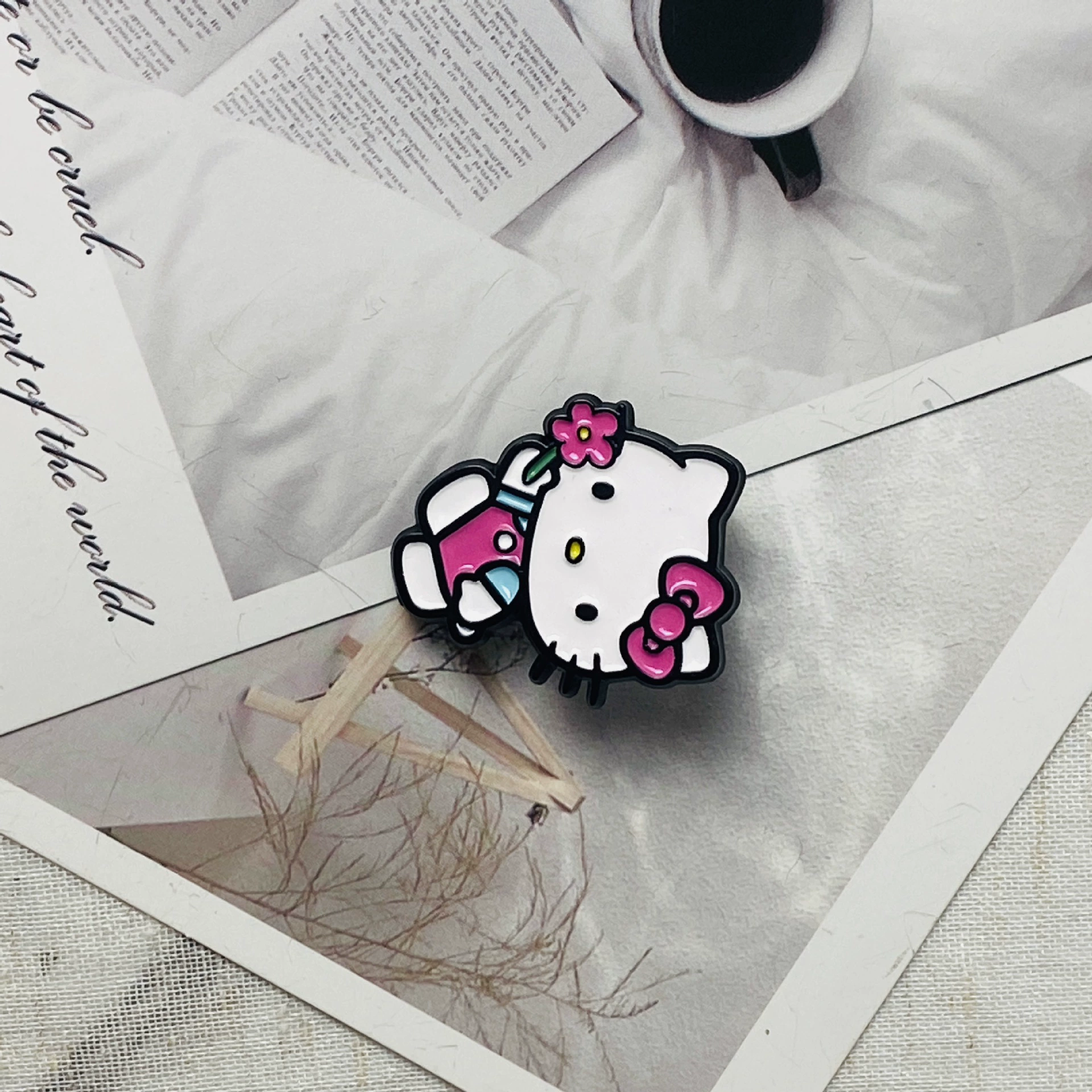 Металлическая брошь Hello Kitty, мультяшный значок из металла с эмалевым эффектом, разные цвета