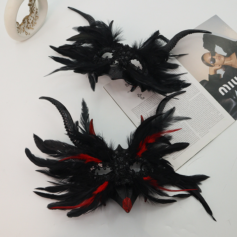 Máscara de media cara con lentejuelas y plumas de pavo para Halloween, estilo gótico, de alta gama, estilo Instagram, popular entre influencers.