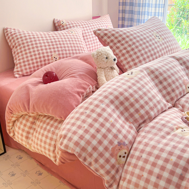 Cama de dibujos animados de leche de seda de cuatro piezas 2026 nueva sábanas de seda de coral de otoño y invierno cubierta de colcha de cama de tres piezas