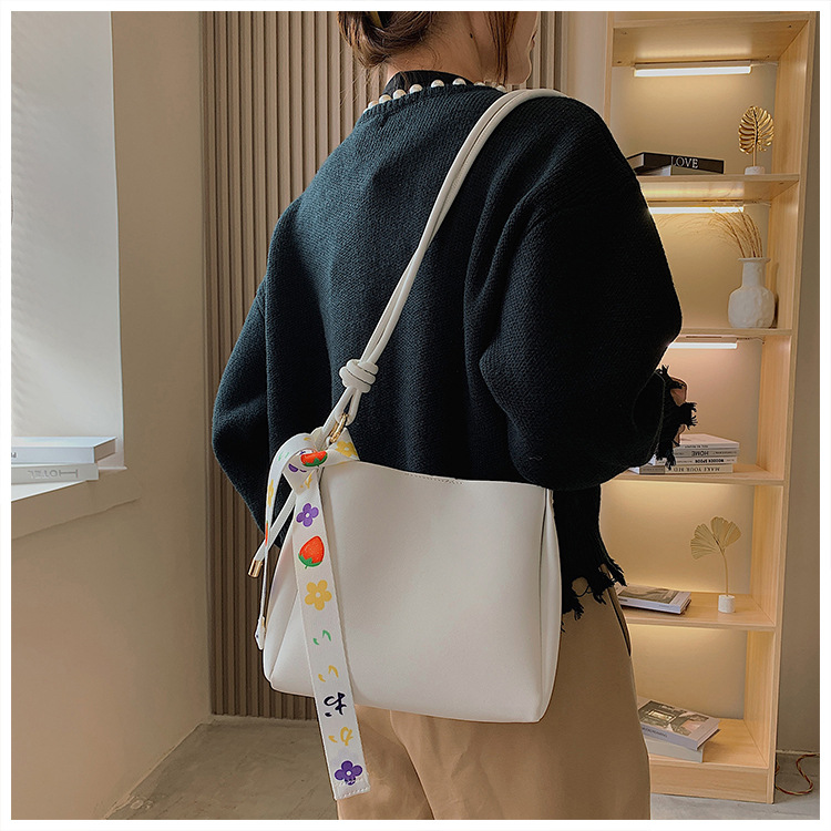 2021 New Solid Color Single Shoulder Messenger Handbags Fashion Texture Bucket Bag Korean Underarm Bag display picture 9