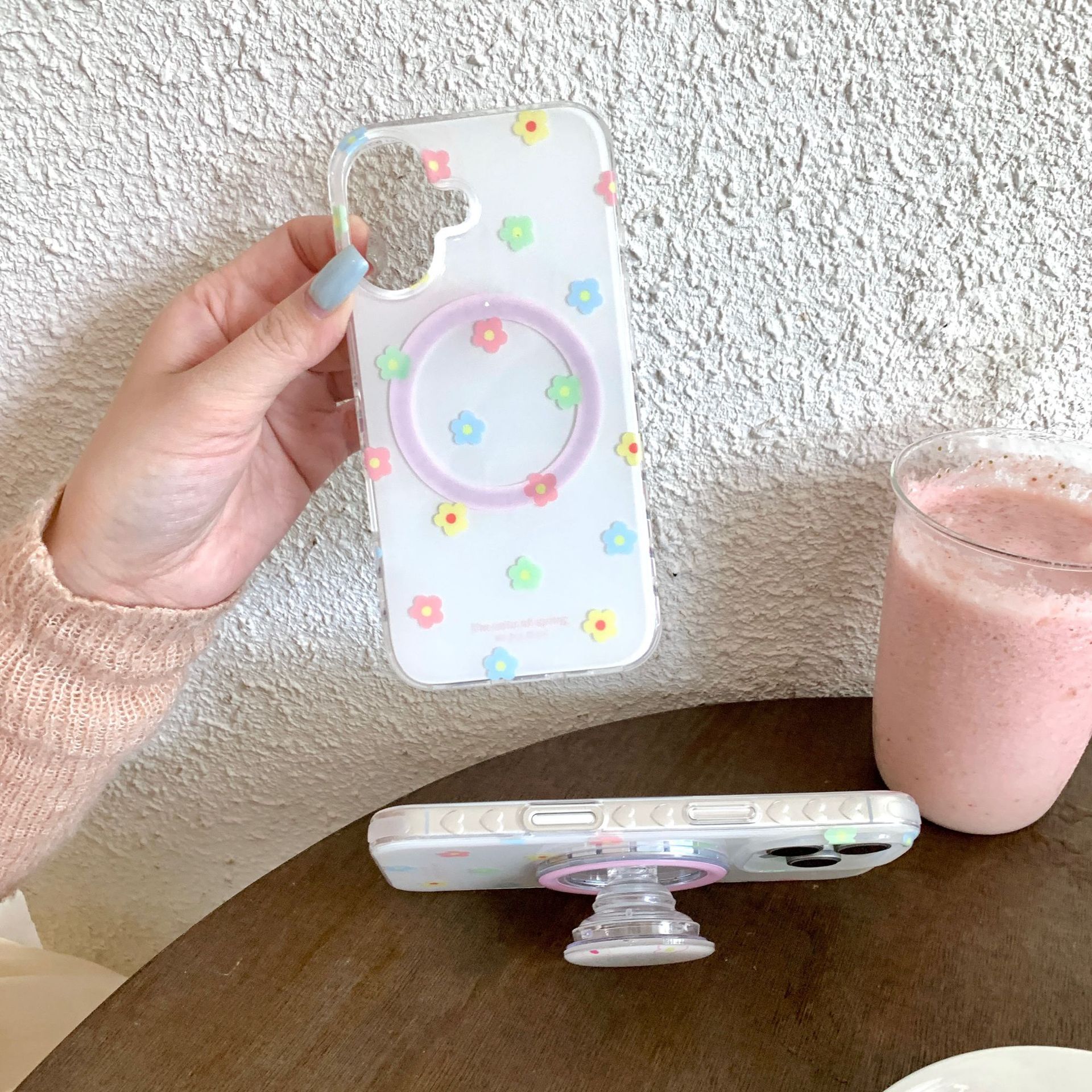 Pequeña flor de color de una sola cáscara magnética sobre fondo blanco NTX