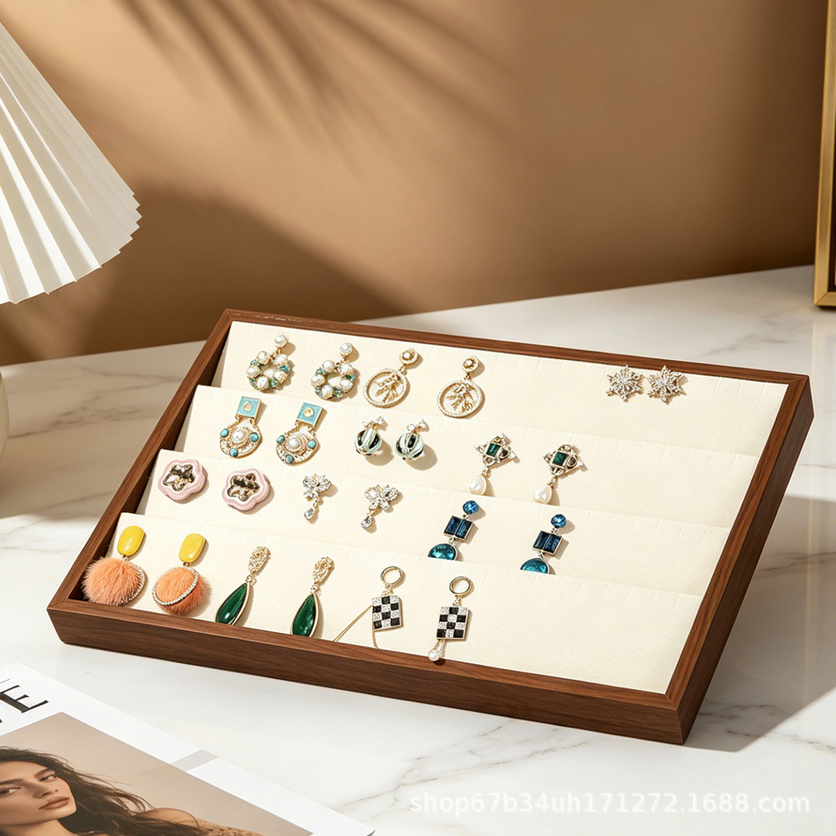 Estantes de exhibición de joyas de madera de nogal de alta gama, pendientes de collar, pulseras, joyas en el mostrador de la joyería