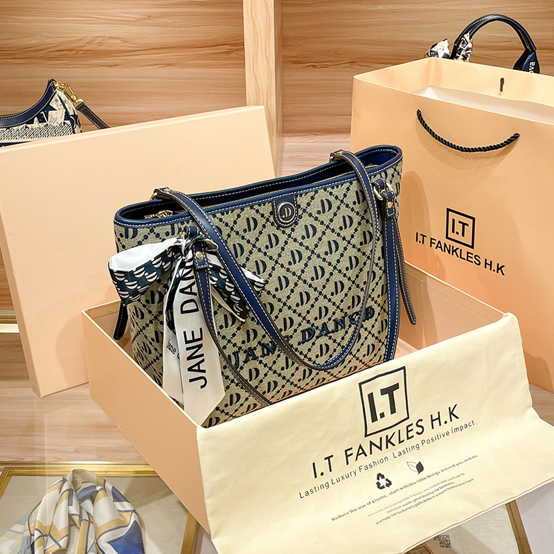 Hong Kong – sac en cuir véritable pour femmes, fourre-tout de banlieue imprimé brodé, asymétrique épaule dénudée, grand sac tendance, nouvelle collection 2024_voghion.com