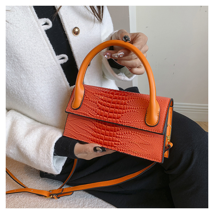 2024 bolso cuadrado pequeño, sentimiento transfronterizo de alta gama, estilo de nicho, bolso de mujer con letras extranjeras, bandolera con patrón de cocodrilo