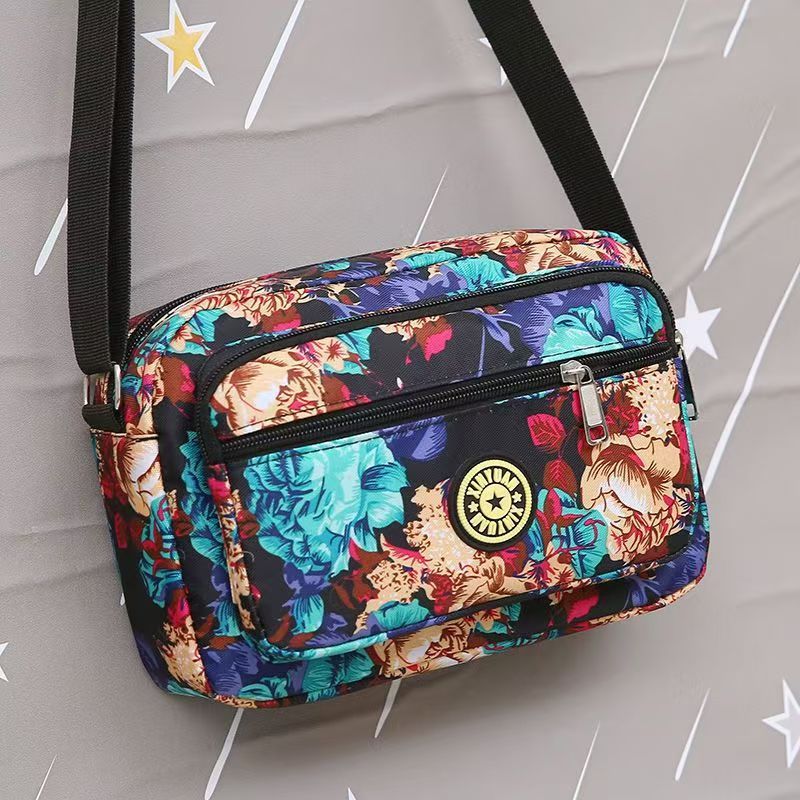 新商品の女性カバンが屋台を並べています。|undefined