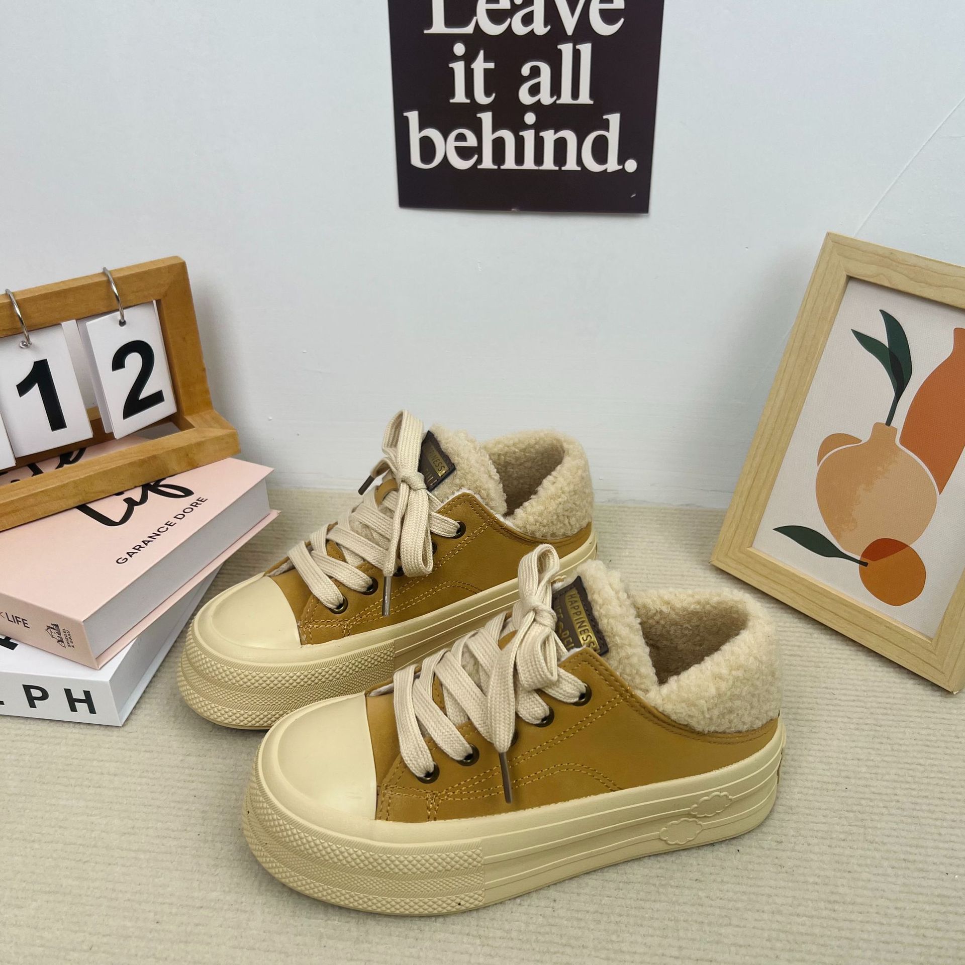 Zapatos blancos de paso con forro polar de invierno para mujeres 2023 nuevos zapatos de lona cálidos bajos para mujeres estilo coreano zapatos de algodón Harajuku de todo fósforo