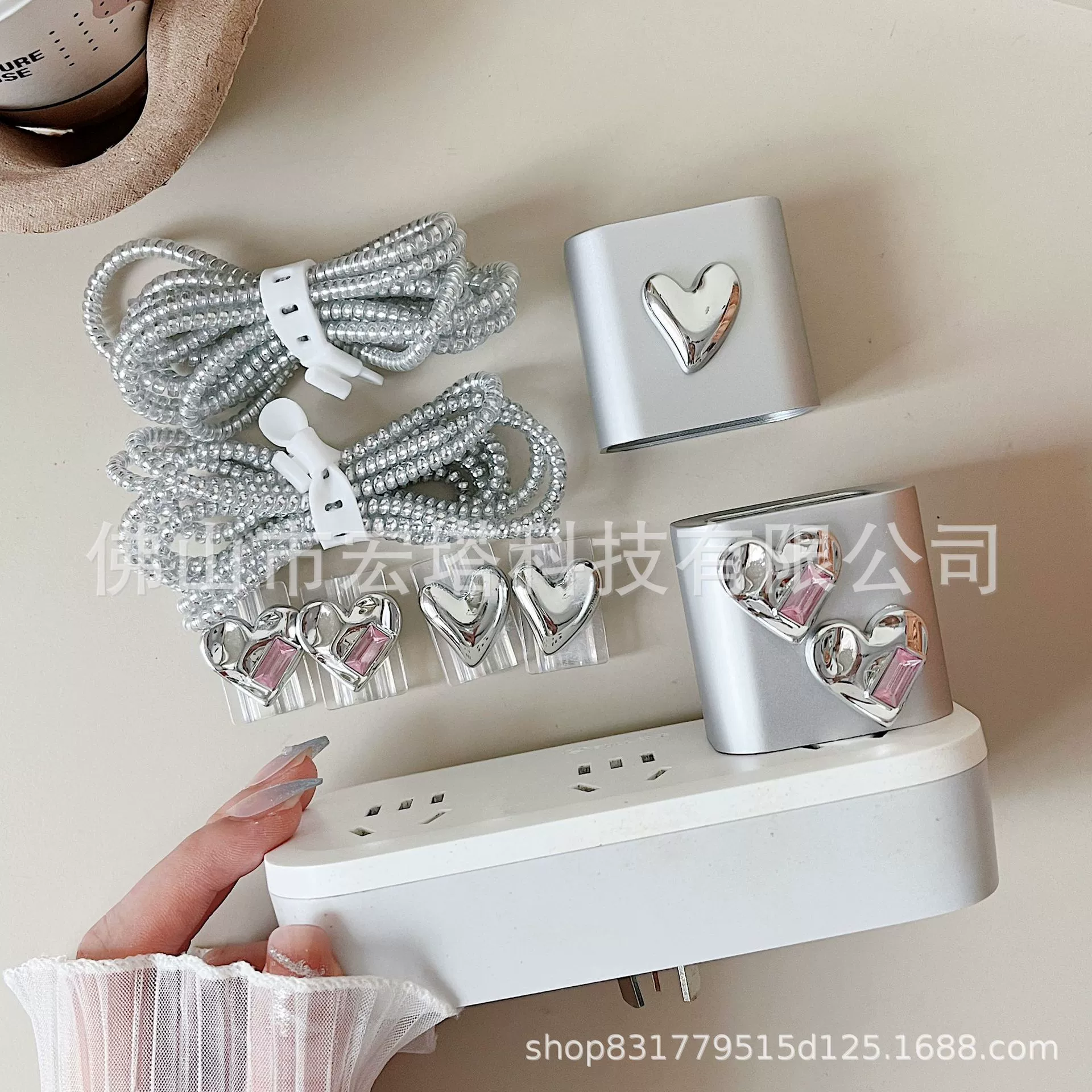 Защитный чехол для зарядного устройства Apple 18W, 20W, в форме сердца, окрашенный в серебро методом спрей-покраски, с защитой от повреждений кабеля 20W.