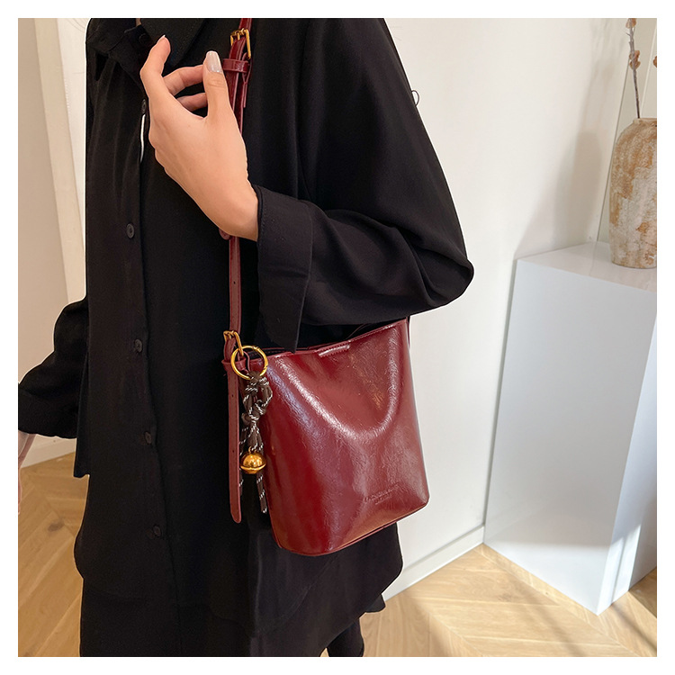 This year, the retro and fashionable women's 2024 new models are popular. This year, single-shoulder crossbody bags, large-capacity hand-held bucket bags, and cross-border bags are all in vogue undefined