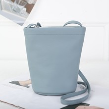 �ǹ�ɫ�����֙C��Ů2025�����¿�߼��r���n��С�����eб��ˮͰ��