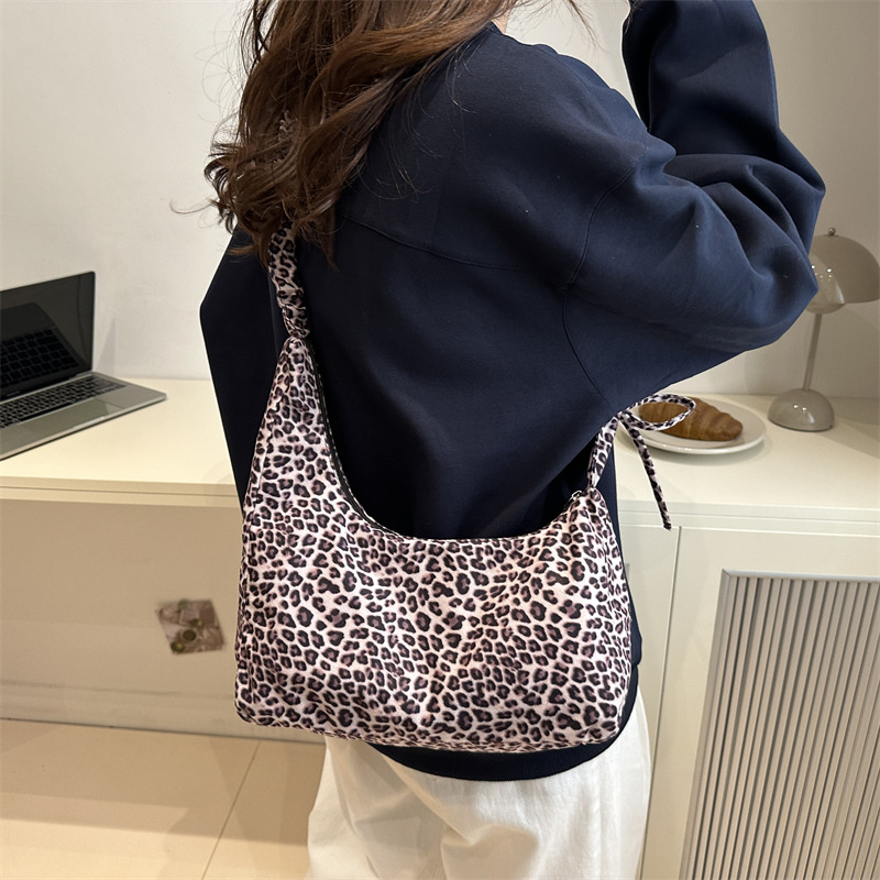 Bolso de moda clásico de leopardo coreano ins2024 otoño y invierno nuevo bolso de gran capacidad de literatura y arte perezoso