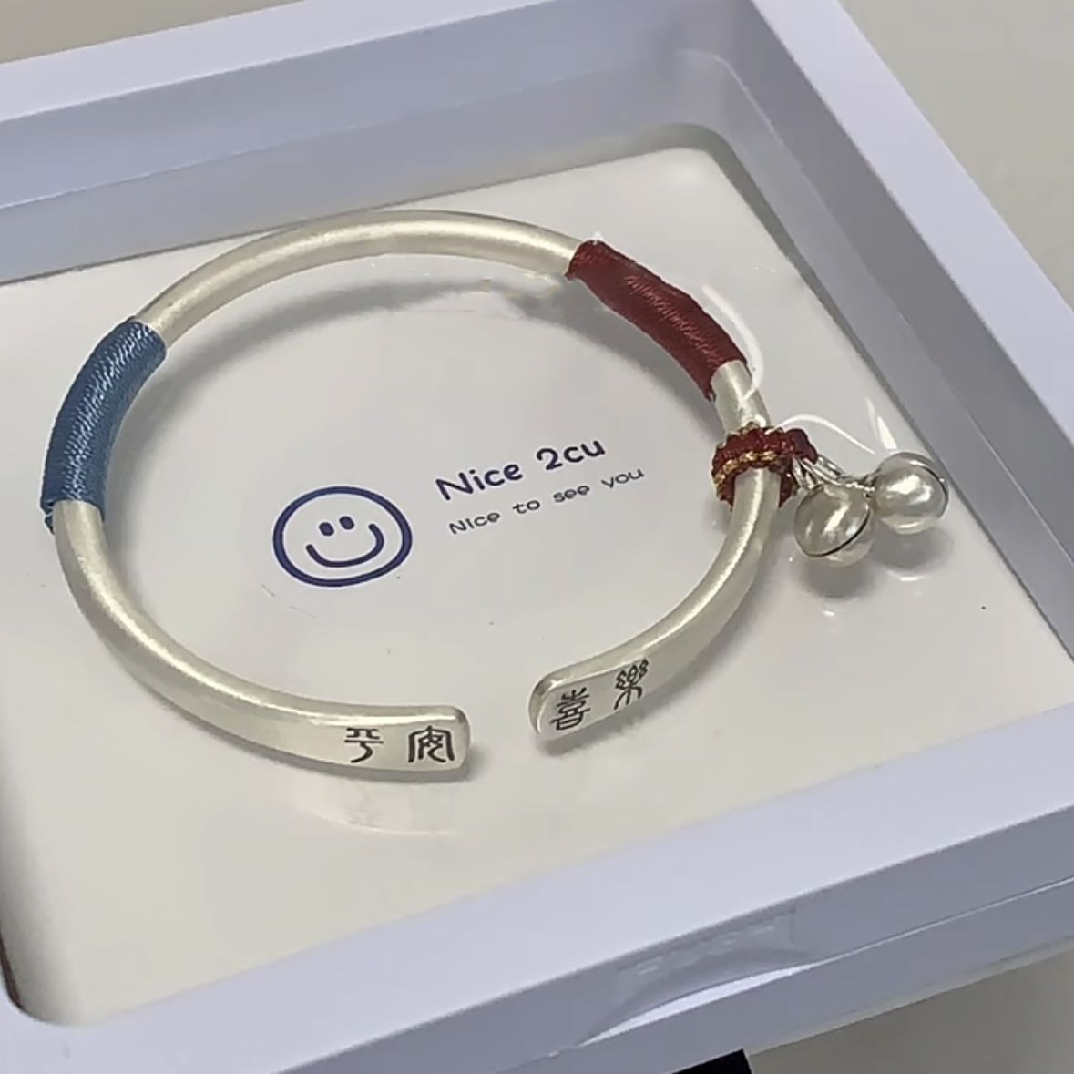 Pequeño libro rojo con el mismo brazalete de campana de alegría de paz femenina ins nicho diseño de estilo chino nuevo estilo chino de la tendencia estudiantil