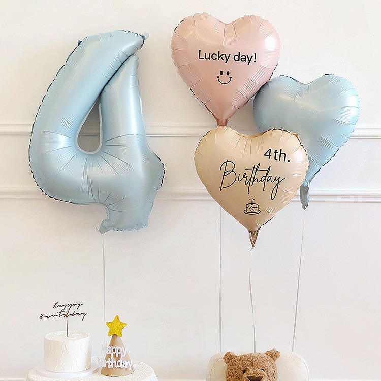 Grandi palloncini blu a forma di numero per decorazioni e sfondo per la festa del primo compleanno di bambini e bambine._voghion.com